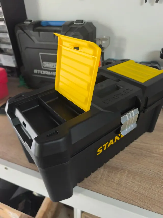 Caja de herramientas Stanley negra y amarilla