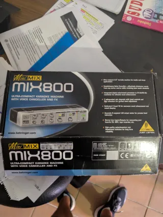 Equipo de Karaoke con Micrófono Behringer Mix800
