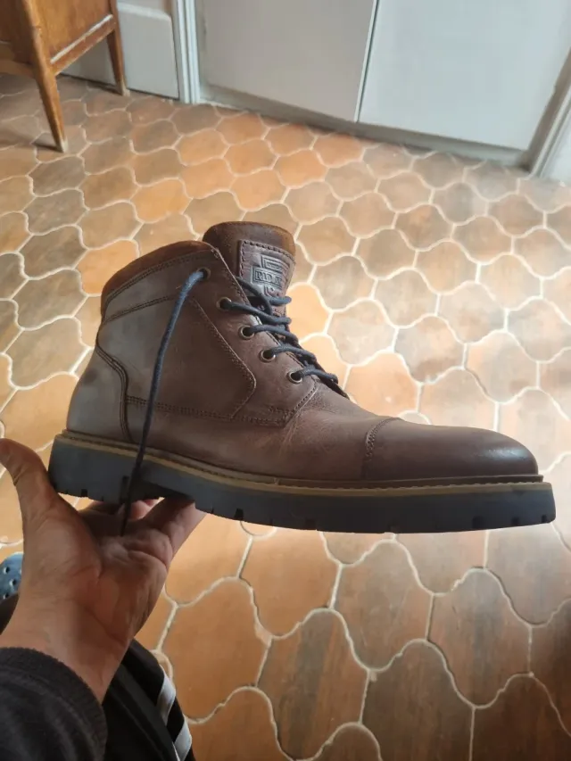 Botas castanhas em pele