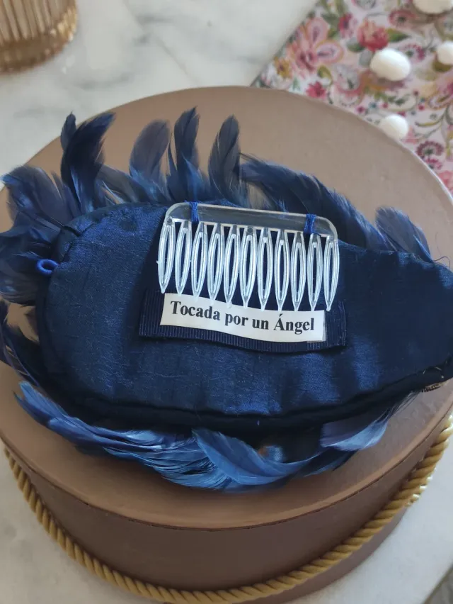 Tocado de plumas azul y plateado