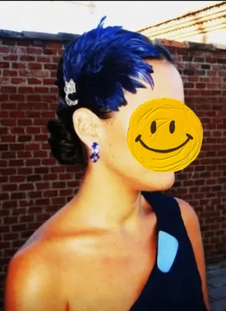 Tocado de plumas azul y plateado