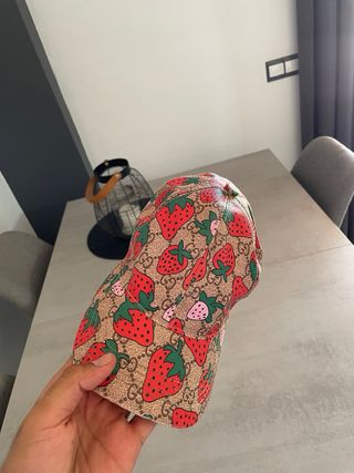 Gorra Gucci fresas
