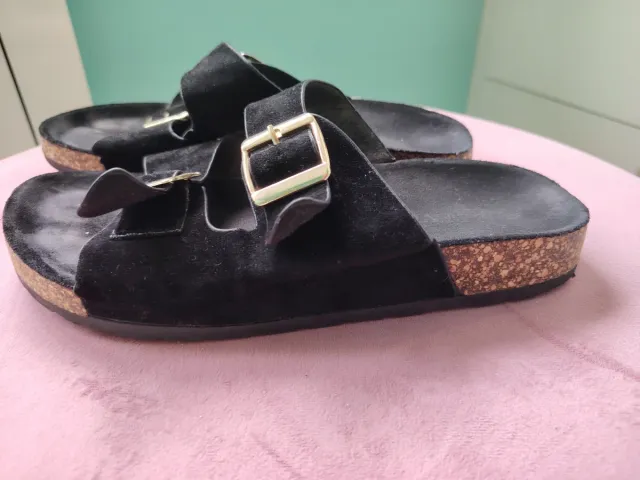 Sandalias planas negras con hebilla