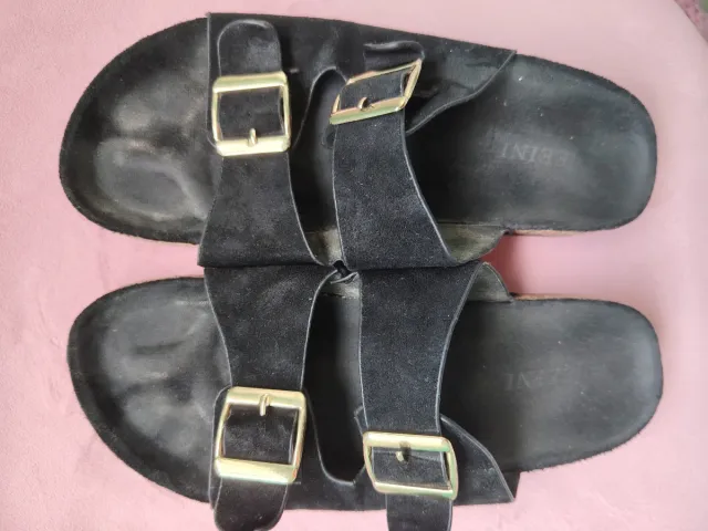 Sandalias planas negras con hebilla