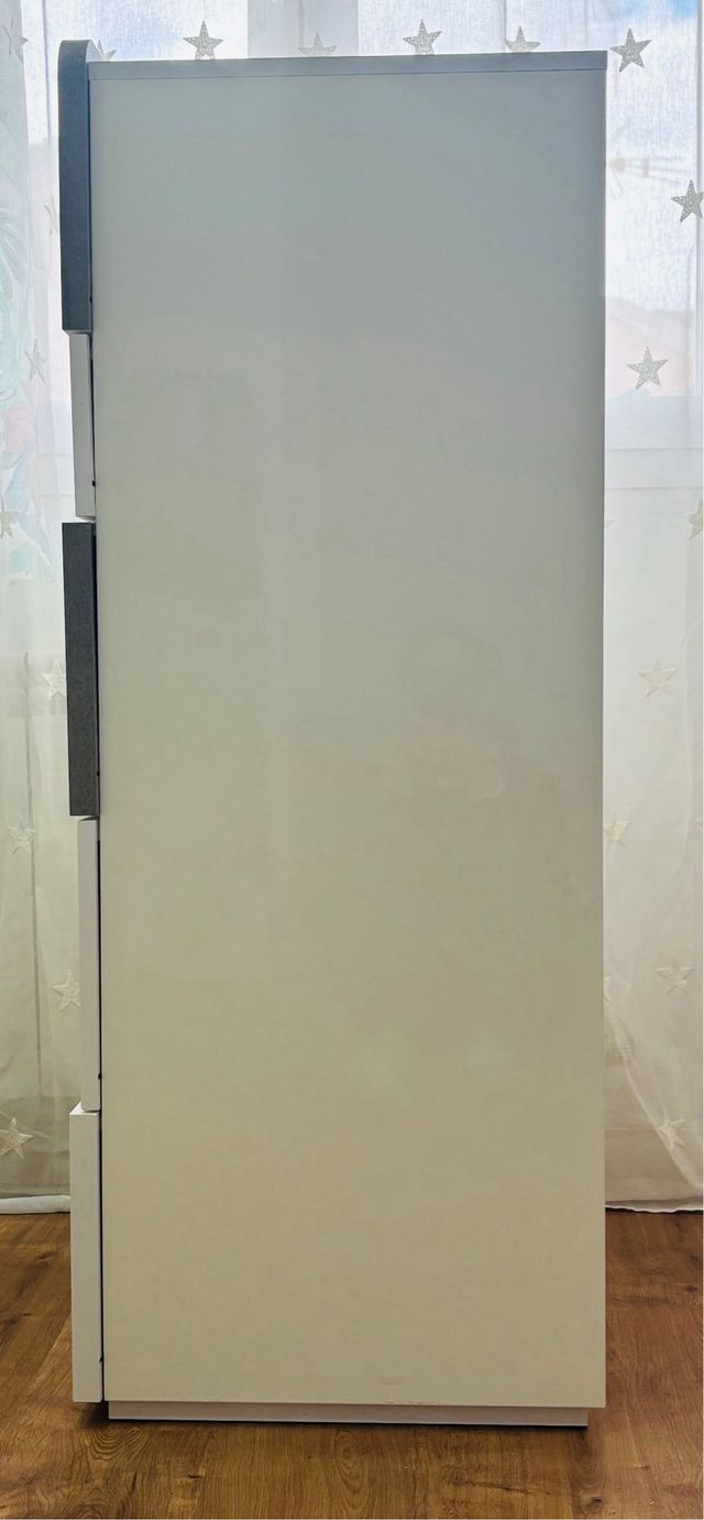 Cómoda 5 cajones gris y blanco lacado