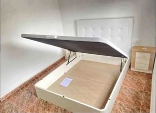 Cama matrimonial y mesita de noche