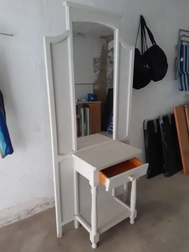 Mueble recibidor blanco con espejo
