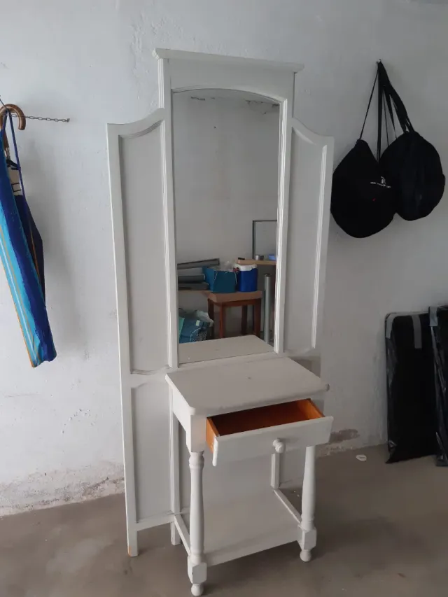 Mueble recibidor blanco con espejo