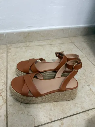 Sandalias cuña marrón. Sin ningún uso