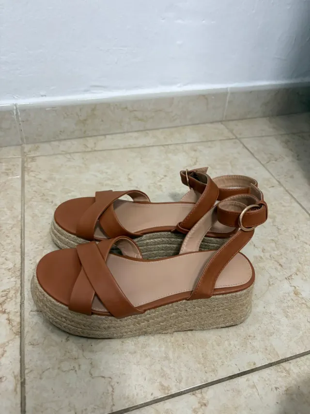 Sandalias cuña marrón. Sin ningún uso