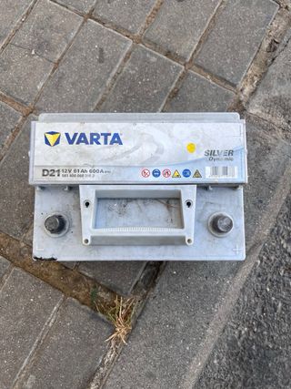 Batería Varta D21 61Ah 600A