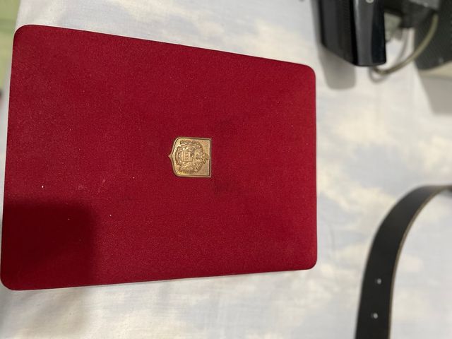 Caja vintage con insignia