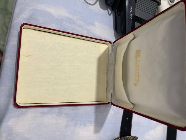 Caja vintage con insignia