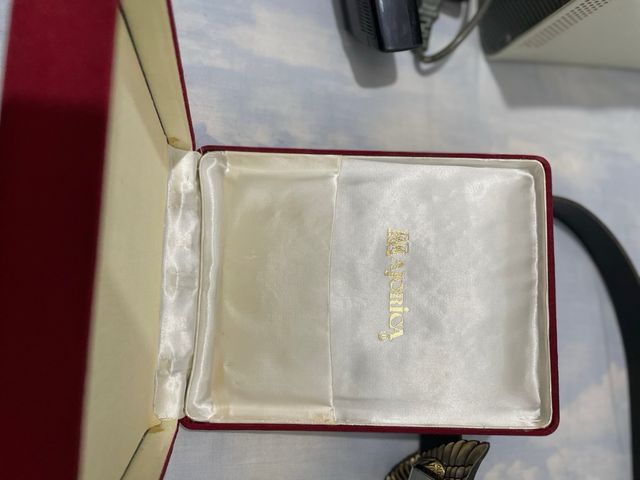 Caja vintage con insignia