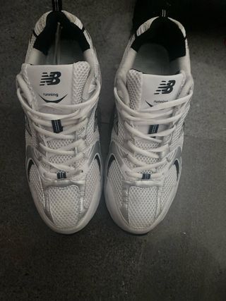 Zapatillas New Balance Running Blancas y Plateadas