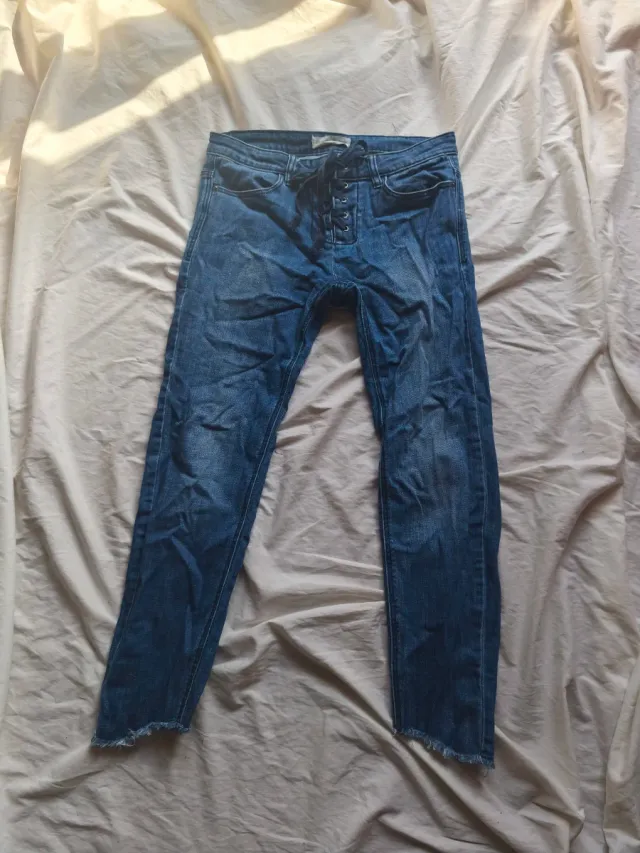 Vaqueros pitillo con lazada