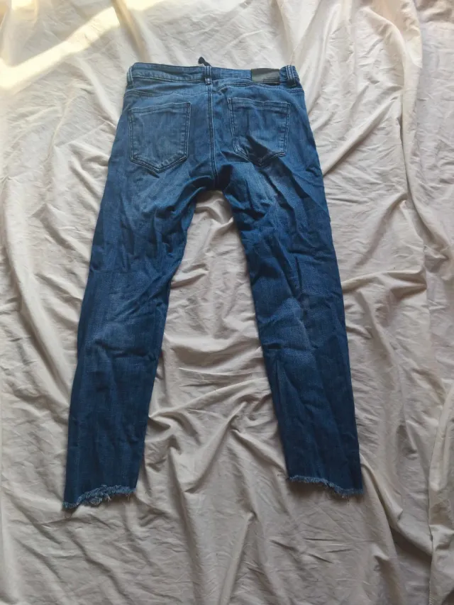 Vaqueros pitillo con lazada