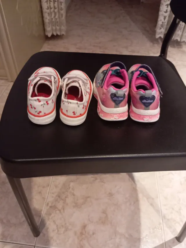 Zapatillas niña 2 pares un Skechers y una Merkal