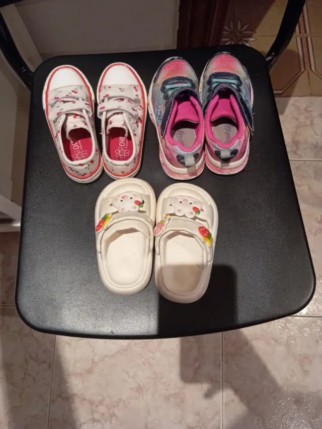 Zapatillas niña 2 pares un Skechers y una Merkal
