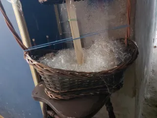 Cesta de mimbre decorativa