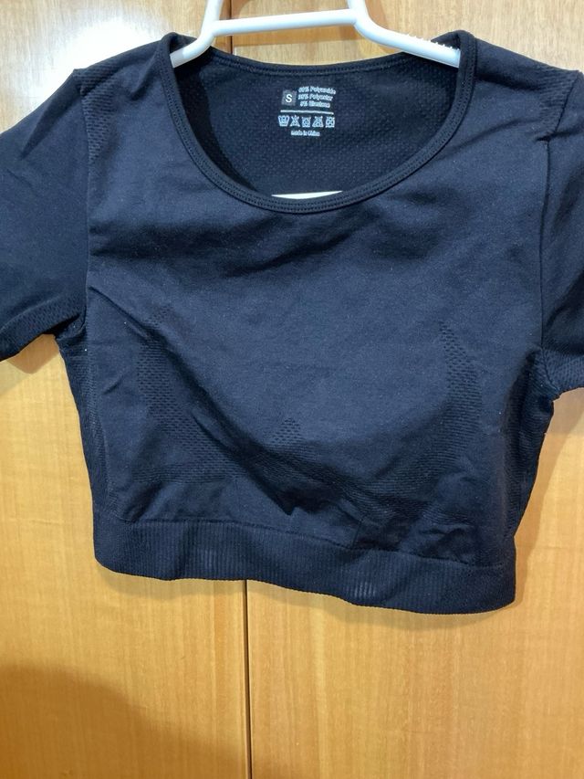 Camiseta deportiva negra y gris corta