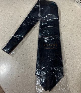 Corbata negra con diseño geométrico