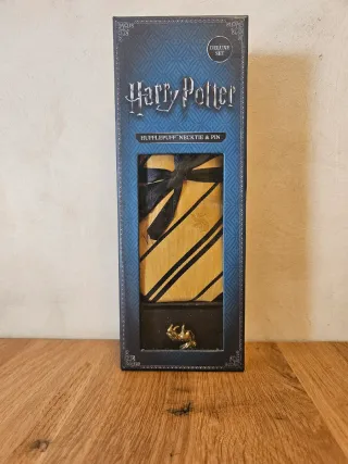 Corbata Hufflepuff Harry Potter con Pin