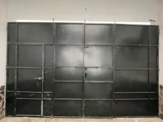 Portón de garaje hierro.
De 4 hojas en bisagra.
