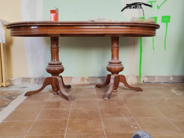 Mesa de comedor de madera ovalada