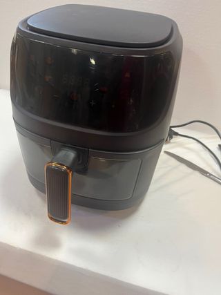 Freidora de aire negra 8 litros.