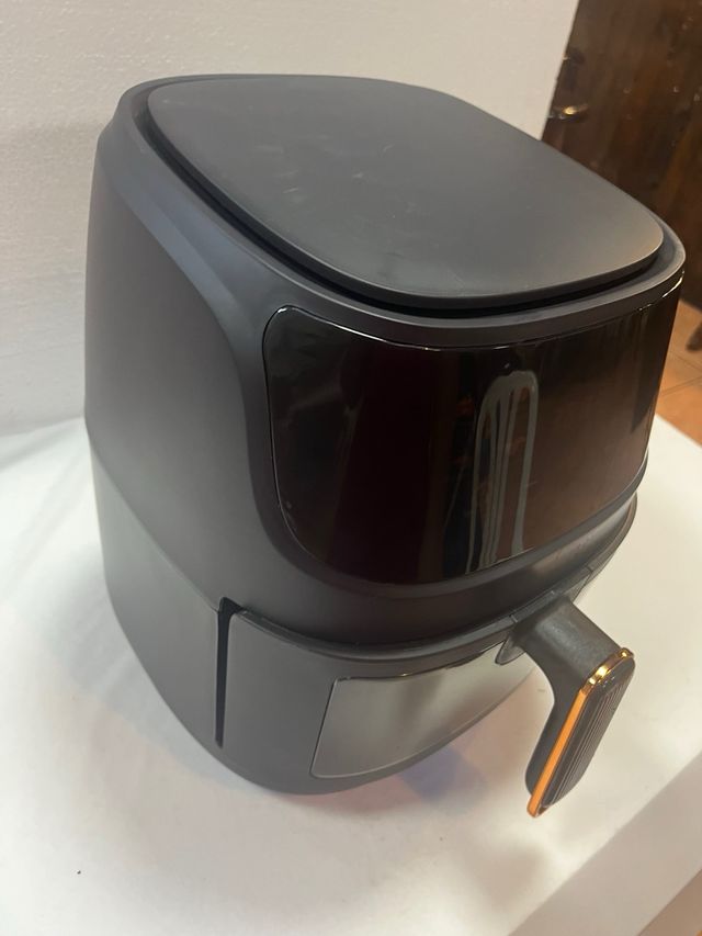 Freidora de aire negra 8 litros.