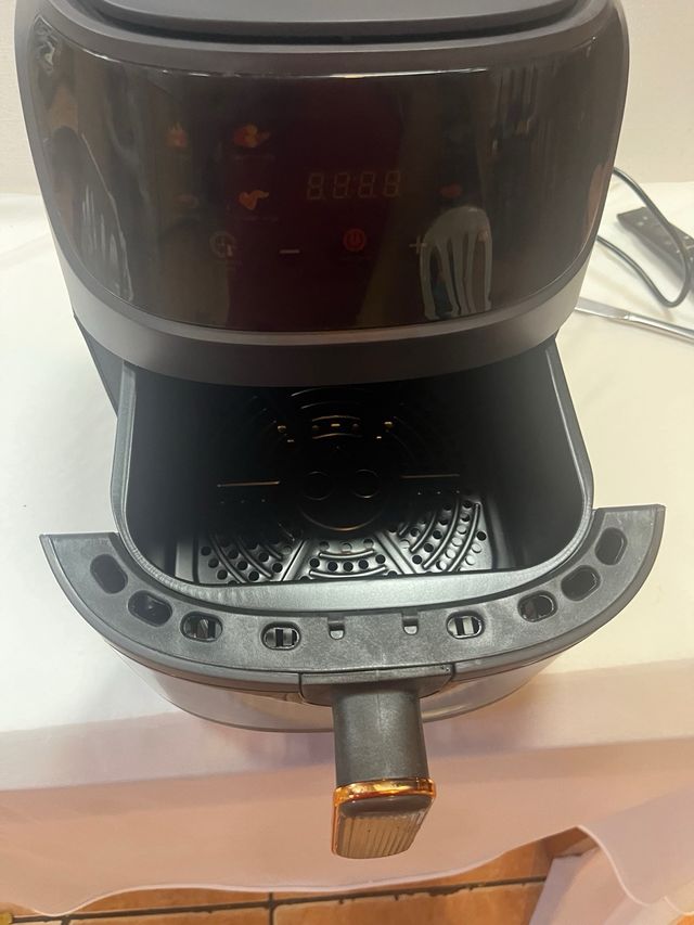 Freidora de aire negra 8 litros.