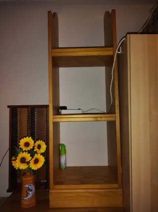 Estantería de madera maciza
