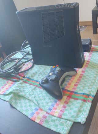 Xbox 360 Negra con Mando y Cables