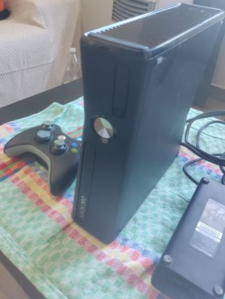 Xbox 360 Negra con Mando y Cables