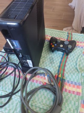 Xbox 360 Negra con Mando y Cables
