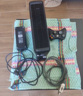 Xbox 360 Negra con Mando y Cables
