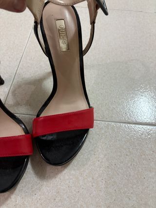 Zapatos de tacón Guess negros y rojos