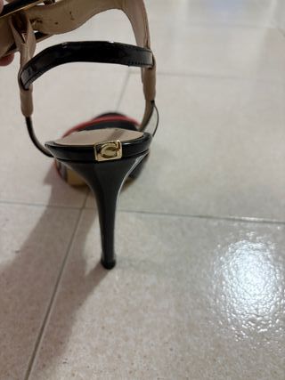 Zapatos de tacón Guess negros y rojos