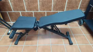 Banco de pesas y barra con discos