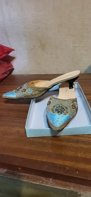 Zapatos de tacón bordados azul y dorado