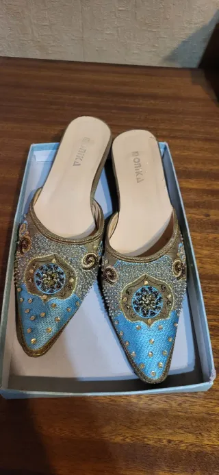 Zapatos de tacón bordados azul y dorado