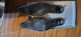Zapatos de tacón bordados azul y dorado