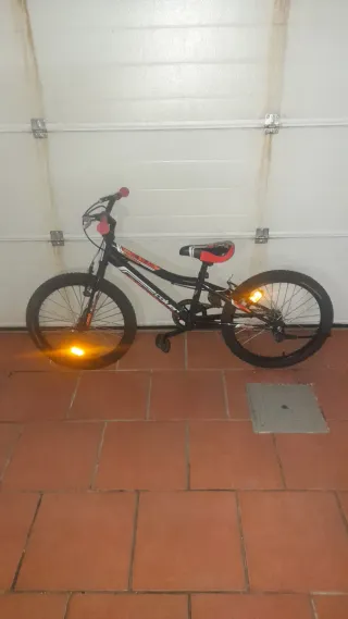 Bicicleta infantil negra y roja