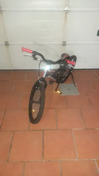Bicicleta infantil negra y roja