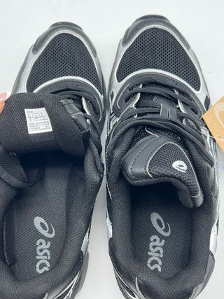 Deportivas Asics Negras y Plateadas