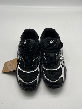 Deportivas Asics Negras y Plateadas