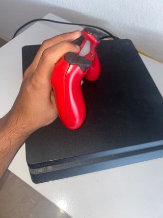 Consola PS4 Slim Negra + Mando Rojo