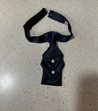 Pajarita negra con adornos