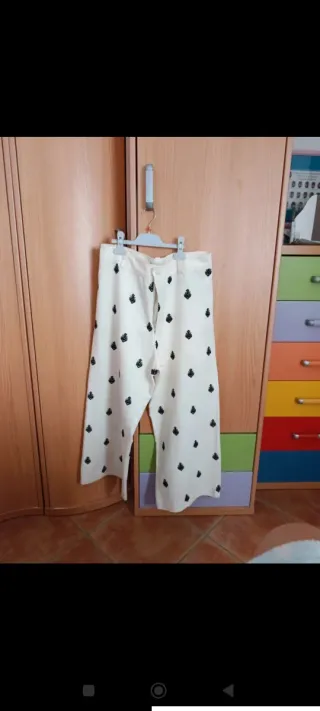 Pantalón blanco bordado negro
